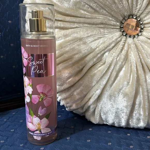 BATH & BODY WORKS SET. . . SWEET PEA SCENT - Picture 3 of 6